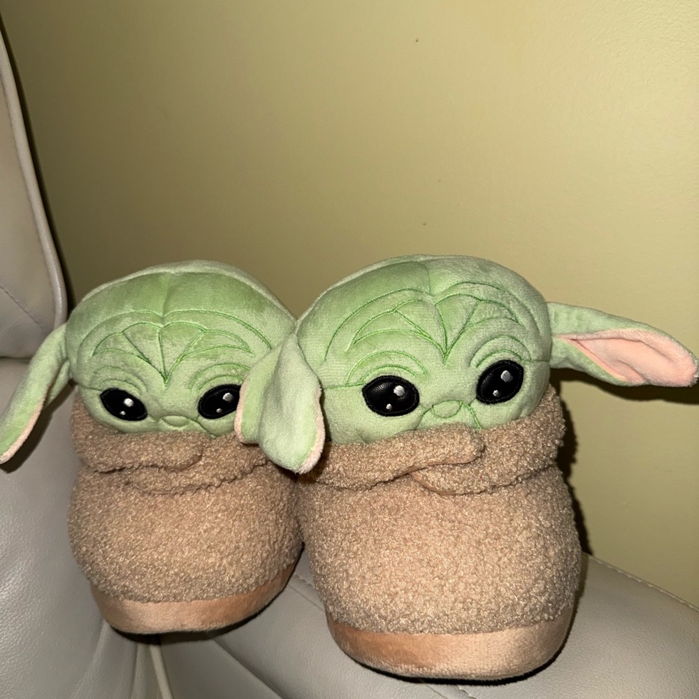 Disney Star Wars The Mandalorian Grogu Plush Sherpa Slippers in Green and Tan